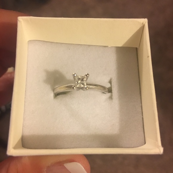 1/3 Karat Diamond engagement ring - Picture 3 of 5